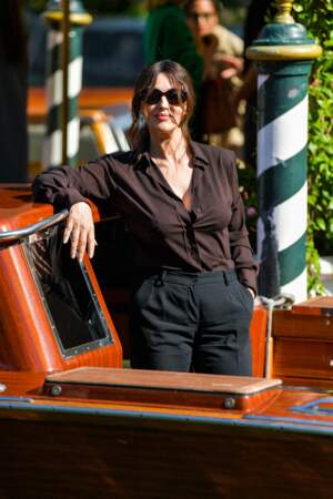 Monica Bellucci en chemise fluide et pantalon de costume lors du 79ème Festival de Venise, le 9 septembre 2022. 