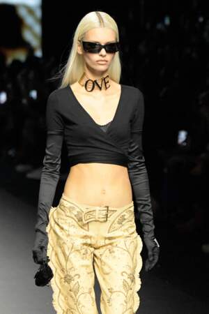 La raie au milieu très marquée, version blonde, sur le défilé Dolce & Gabbana lors de la Fashion Week de Milan, le 26 septembre 2022.