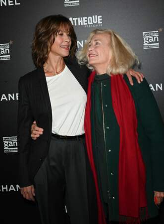 Un sourire complice entre Sophie Marceau et Brigitte Fossey au photocall de l'avant-première du film "Une femme de notre temps" à la cinémathèque française le 29 septembre.
