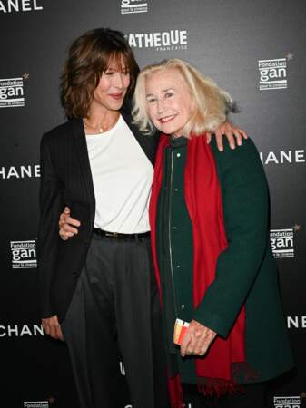 Inoubliable duo dans "La Boum", Sophie Marceau et Brigitte Fossey se sont retrouvées à l'avant-première du film "Une femme de notre temps" à la cinémathèque française le 29 septembre.