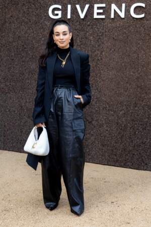 Camélia Jordana est stylée avec un jean cargo au défilé Givenchy - collection printemps/été 2023, le 2 octobre 2022.