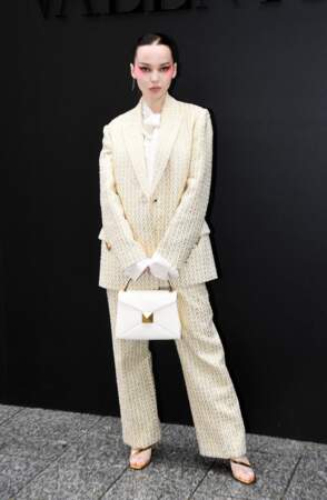 Dove Cameron, l'actrice américaine se pare d'un ensemble de costume blanc cassé qu'elle contraste avec un fard à paupières orangé, le 2 octobre 2022. 