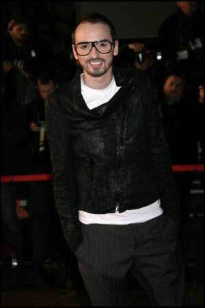En 2010, le chanteur a conservé ses cheveux court et a opté pour des lunettes plus arrondies