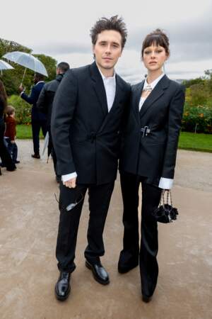 Brooklyn Beckham et sa femme Nicola Peltz sont assortis en costume au défilé Givenchy - collection printemps/été 2023, le 2 octobre 2022.