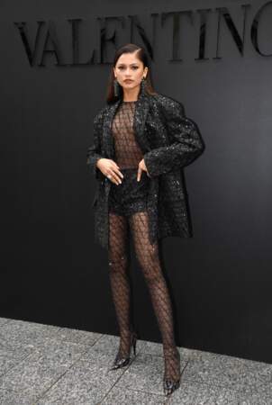 Zendaya est presque nue dans sa combinaison transparente Valentino, à laquelle elle rajoute uniquement une veste de blazer à lors du défilé Valentino - collection printemps/été 2023, le 2 octobre 2022.
