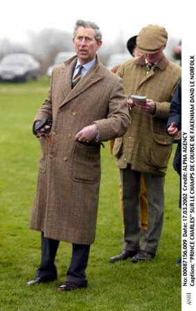 Le prince Charles en manteau long sur un champ de course en 2002
