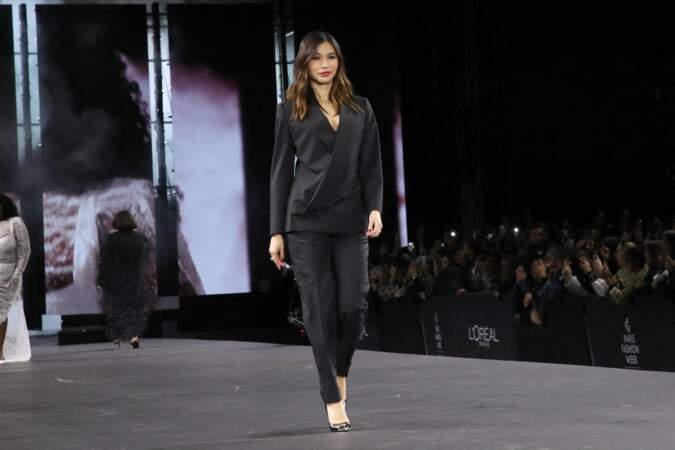  Gemma Chan, l'actrice et mannequin britannique est superbe dans un ensemble de costume noir au défilé "Walk Your Worth" By L'Oreal Paris à l'Ecole Militaire lors de la Fashion week - collection printemps /été 2023, le 2 octobre 2022.