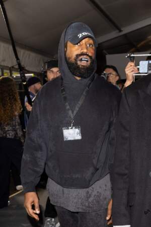 Kanye West, le rappeur américain en fidèle à lui même avec un look oversize pour assister au défilé Givenchy - collection printemps/été 2023, le 2 octobre 2022.
