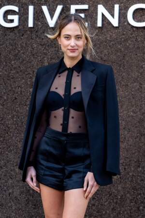 Nora Arnezeder, l'actrice française ose la transparence et laisse apparaître sa lingerie au défilé Givenchy - collection printemps/été 2023, le 2 octobre 2022.