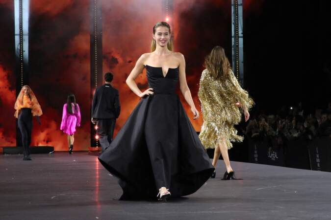 Lea Elui, l'influenceuse défile pour la marque L'Oréal Paris à l'Ecole Militaire lors de la Fashion week - collection printemps /été 2023, le 2 octobre 2022.