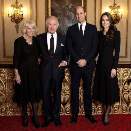 Pour sa première photo officielle, le roi Charles III pose aux côtés de Camilla Parker Bowles, le prince William et Kate Middleton, le 1er octobre 2022