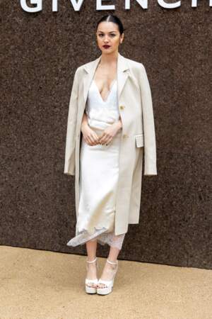 Olivia Rodrigo choisit un total-look nude lors du défilé Givenchy, le 2 octobre 2022. 