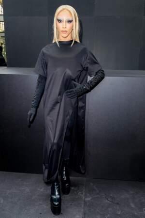 Bilal Hassani s'habille de noir de la tête aux pieds au défilé Valentino - collection printemps/été 2023, le 2 octobre 2022.