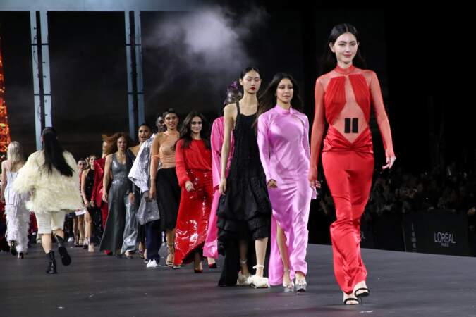 L'Oréal organise un défilé "Walk Your Worth" pendant le calendrier de la Fashion week de Paris à l'Ecole Militaire, le 2 octobre 2022. 
