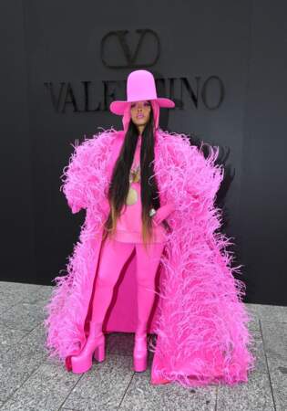 Erykah Badu, la chanteuse américaine rend hommage au rose fuchsia, la couleur emblématique de la marque Valentino, le 2 octobre 2022.