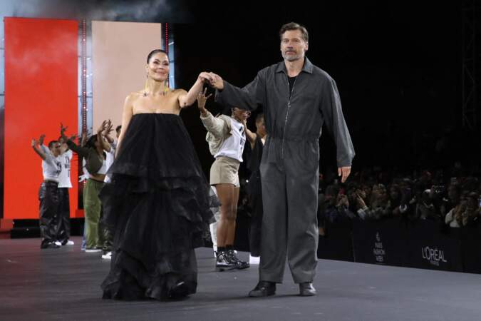 Nicolas Coster-Waldau, l'égérie l'oréal Paris défile avec sa femme, la chanteuse et actrice dano-groenlandaise, le 2 octobre 2022. 