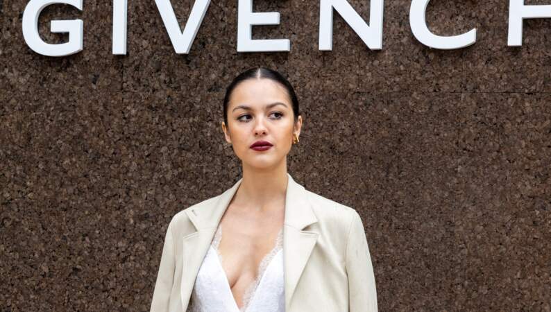 Olivia Rodrigo et sa raie du milieu lors du défilé Givenchy au défilé Givenchy - collection printemps/été 2023, le 2 octobre 2022. 