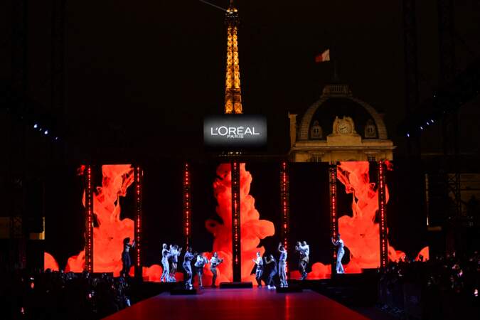 L'Oréal Paris organise un défilé "Walk Your Worth" pendant le calendrier de la Fashion week de Paris à l'Ecole Militaire, le 2 octobre 2022. 