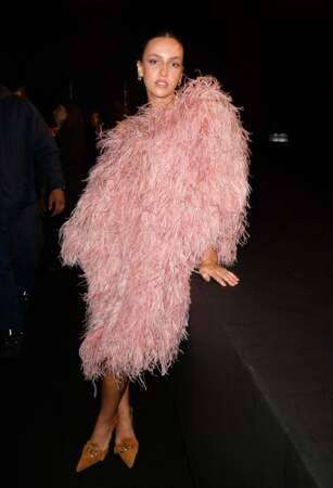 Carla Ginola ose les plumes d'autruches au défilé "Walk Your Worth" By L'Oreal Paris à l'Ecole Militaire lors de la Fashion week - collection printemps /été 2023, le 2 octobre 2022.