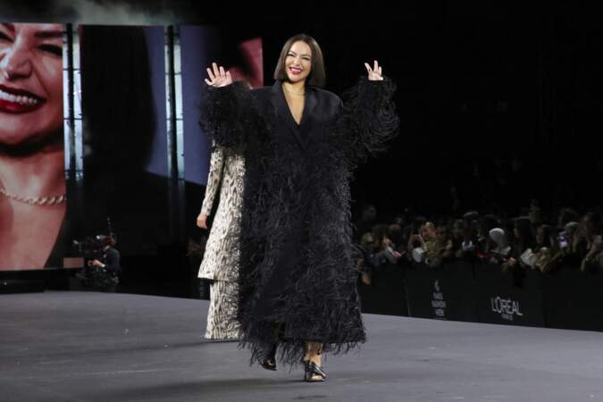 Militza Yovanka se laisse séduire par une robe noire au défilé "Walk Your Worth" By L'Oreal Paris à l'Ecole Militaire lors de la Fashion week - collection printemps /été 2023, le 2 octobre 2022.