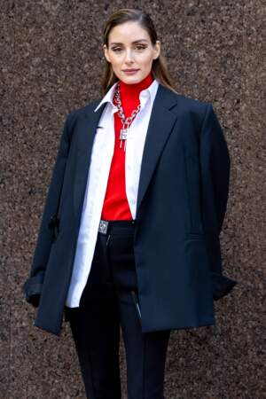 Olivia Palermo plaque ses cheveux  lors du défilé Givenchy - collection printemps/été 2023, le 2 octobre 2022.