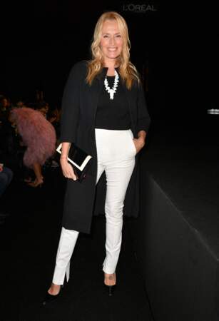 Estelle Lefébure est divine en pantalon blanc et top noir 
au défilé "Walk Your Worth" By L'Oreal Paris à l'Ecole Militaire lors de la Fashion week - collection printemps /été 2023, le 2 octobre 2022.
