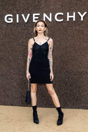 Paris Jackson affiche ses tatouages grâce à une robe à fines bretelles lors du défilé Givenchy - collection printemps/été 2023, le 2 octobre 2022.
