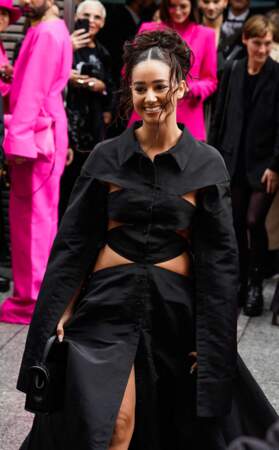 Lena Mahfouf en robe-chemise noire au défilé Valentino - collection printemps/été 2023, le 2 octobre 2022.