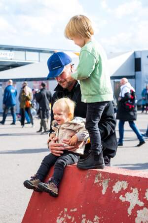 Le prince Julian s'amuse avec son grand frère le prince Gabriel sur le circuit de Mantorp en Suède, le samedi 1er octobre 2022