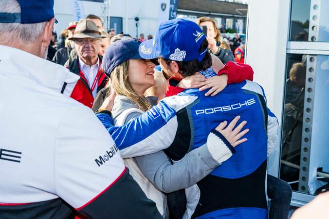 La princesse Sofia de Suède embrasse tendrement son époux le prince Carl Philip de Suède après sa victoire au Porsche Sprint Challenge Scandinavia, le 1er octobre 2022