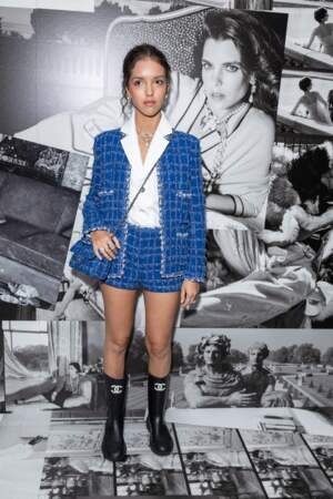 Lyna Khoudri porte un ensemble bleu électrique au défilé Chanel  - collection printemps/été 2023, le 4 octobre 2022. 