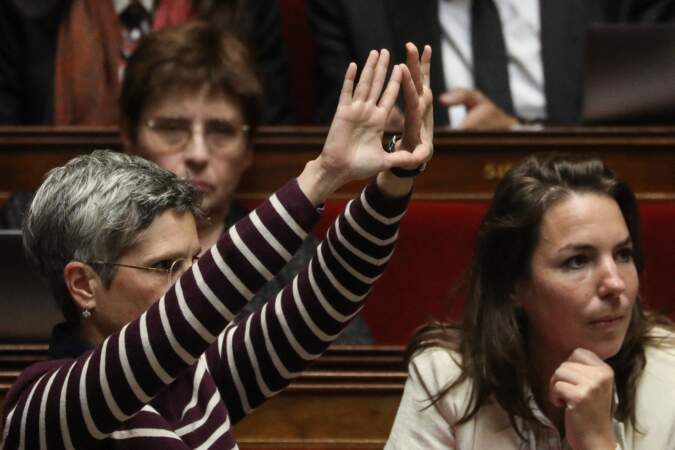 Sandrine Rousseau, députée EELV, fait le signe d'un "vagin à l'envers" lors d'une séance à l'Assemblée nationale, le 4 octobre 2022