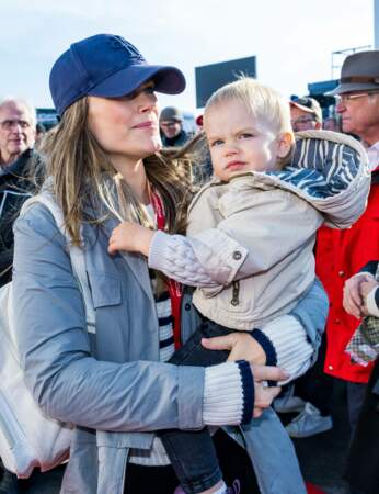 Le prince Julian dans les bras de sa mère la princesse Sofia de Suède sur le circuit de Mantorp, le 1er octobre 2022