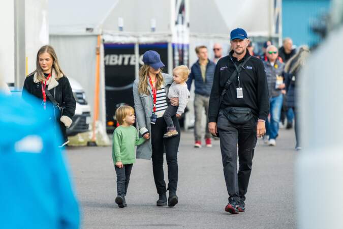 La princesse Sofia et ses deux fils les princes Gabriel et Julian arrivent à Mantorp pour assister à la série de courses Porsche Carrera Cup Scandinavia, le 1er octobre 2022