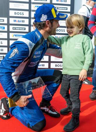 Le prince Gabriel félicite son père le prince Carl Philip de Suède après sa victoire au Porsche Sprint Challenge Scandinavia, le 1er octobre 2022