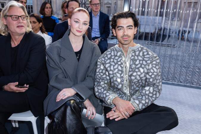 Joe Jonas et sa femme Sophie Turner au défilé Louis Vuitton Collection Femme Prêt-à-porter Printemps/Eté 2023 lors de la Fashion Week de Paris, le 4 octobre 2022