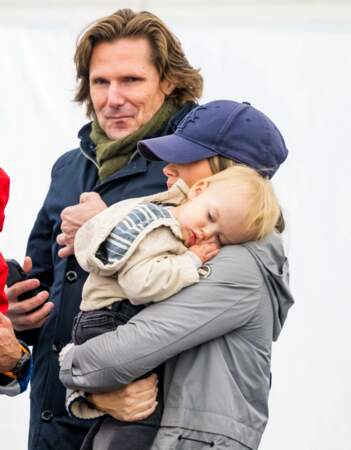 Après avoir vivement encouragé son père le prince Carl Philip de Suède, lors du Porsche Sprint Challenge Scandinavia, le prince Julian s'endort dans les bras de sa mère la princesse Sofia, le 1er octobre 2022