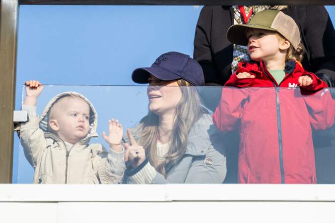La princesse Sofia de Suède et ses deux fils les princes Gabriel et Julian encouragent le prince Carl Philip de Suède lors de l'épreuve Porsche Sprint Challenge à Mantorp, le 1er octobre 2022