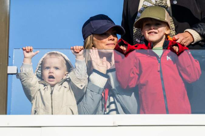 Le prince Carl Philip de Suède est soutenu par ses enfants lors de l'épreuve Porsche Sprint Challenge à Mantorp en Suède, le 1er octobre 2022