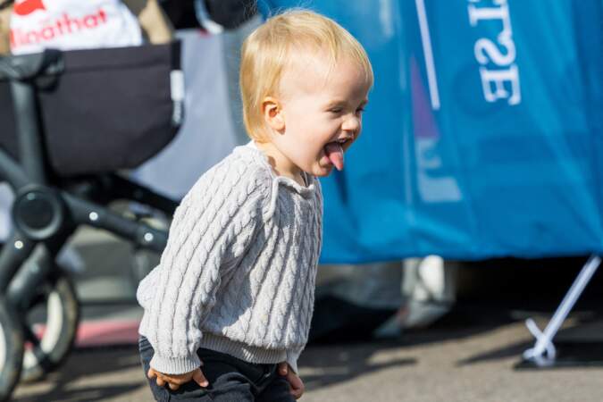 Le prince Julian fait une adorable grimace sur le circuit de Mantorp, en Suède, le 1er octobre 2022