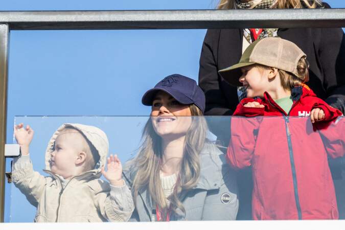 La princesse Sofia de Suède et ses deux fils les princes Gabriel et Julian encouragent le prince Carl Philip de Suède lors de l'épreuve Porsche Sprint Challenge à Mantorp, le 1er octobre 2022
