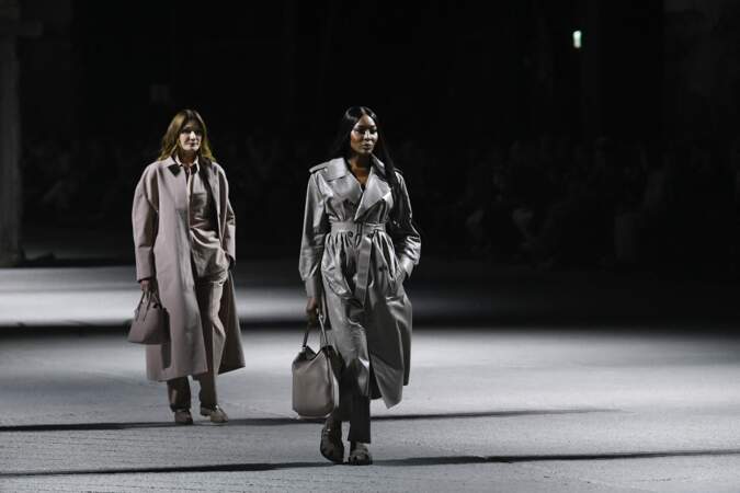 Carla Bruni-Sarkozy et Naomi Campbell défilent pour la marque Tod's à Milan, le 23 septembre 2022. 