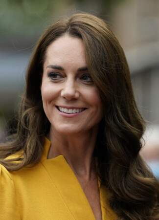 Kate Middleton porte une couleur automnale, le jaune moutarde à Guildford, le 5 octobre 2022. 