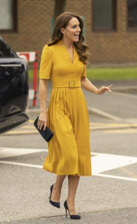 Kate Middleton accessoirise sa tenue d'une pochette Emmy London à Guildford, le 5 octobre 2022. 