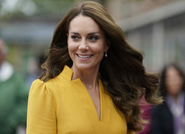 Kate Middleton lâche ses longs cheveux lors d'une visite à la maternité du Royal Surrey County Hospital à Guildford, le 5 octobre 2022. 