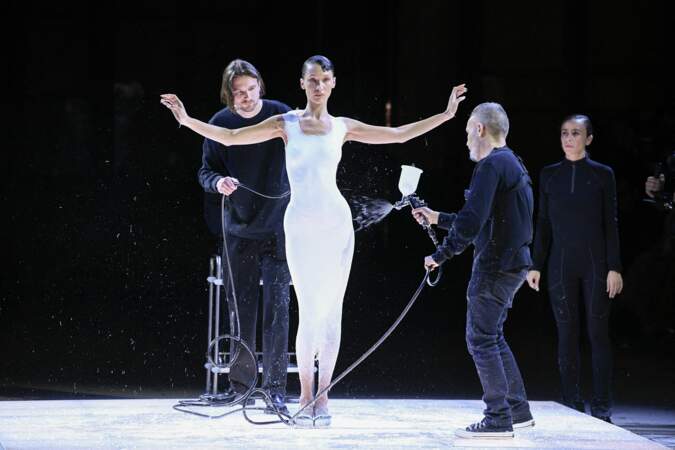 Bella Hadid et sa performance inédite lors du défilé Coperni lors de la Fashion Week de Paris, le 30 septembre 2022.