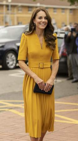 Kate Middleton marque sa taille à l'aide d'une ceinture à Guildford, le 5 octobre 2022. 