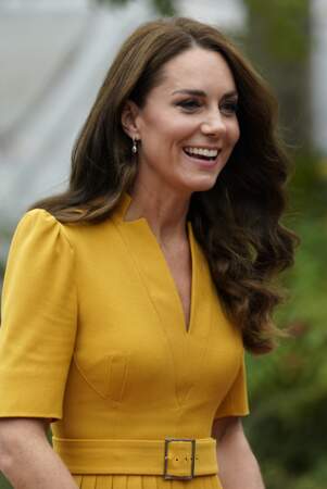 Kate Middleton choisit une robe à col V à Guildford, le 5 octobre 2022. 