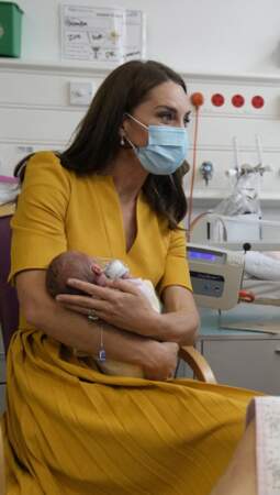 Kate Middleton est élégante lors d'une visite à la maternité du 
 Royal Surrey County Hospital à Guildford, le 5 octobre 2022. 
