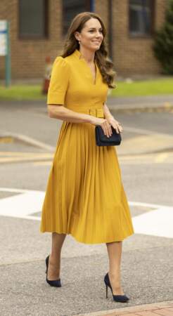 Kate Middleton marche la tête haute à son arrivée à la maternité du Royal Surrey County Hospital à Guildford, le 5 octobre 2022. 